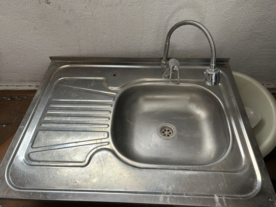 Кухонная мойка с краном