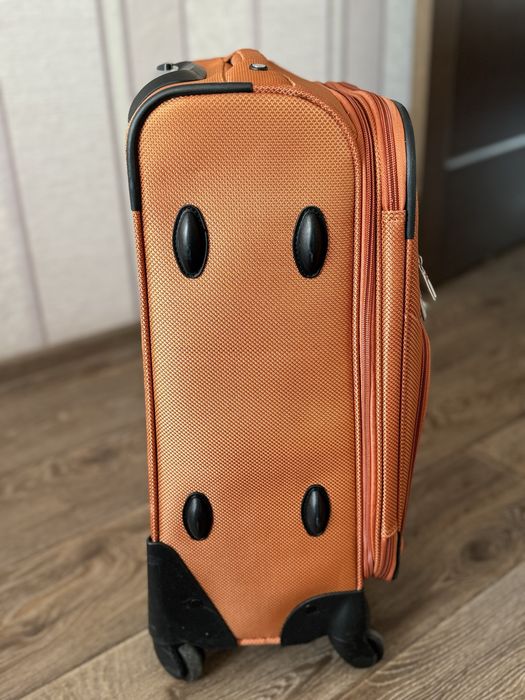 Продам почти новый чемодан Swiss Gear