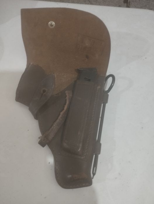 Кобур за пистолет с резервен пълнител