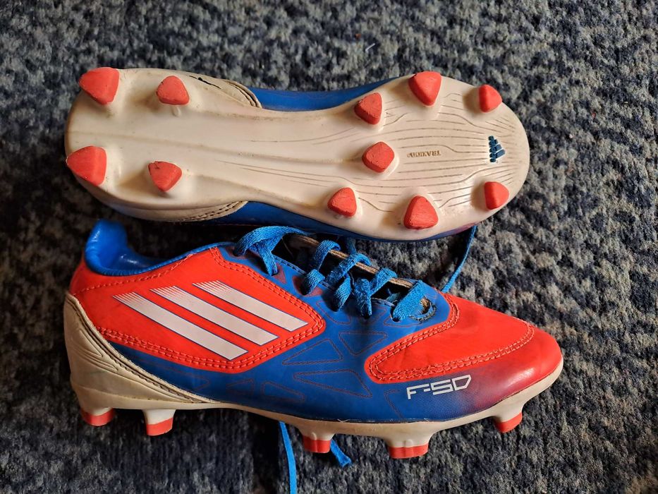 Детски бутонки за футбол Adidas traxion 33 номер