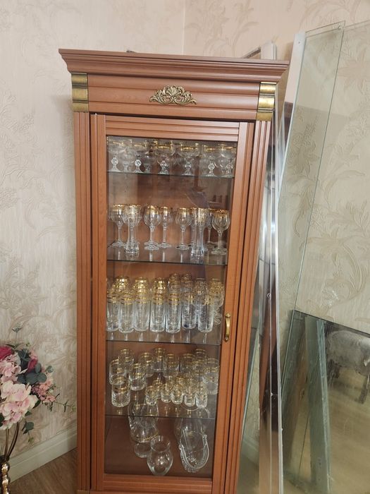Продам люстры и стенку в зал