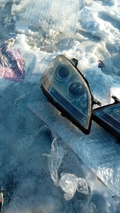 Продавам огинални фарове за мерцедес мл 164 с оргинален ксенон