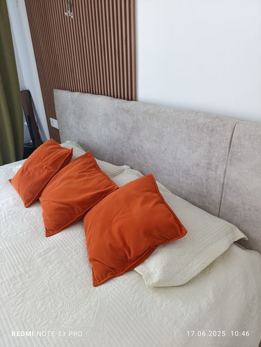 Срочно кровать на деревянных ножках