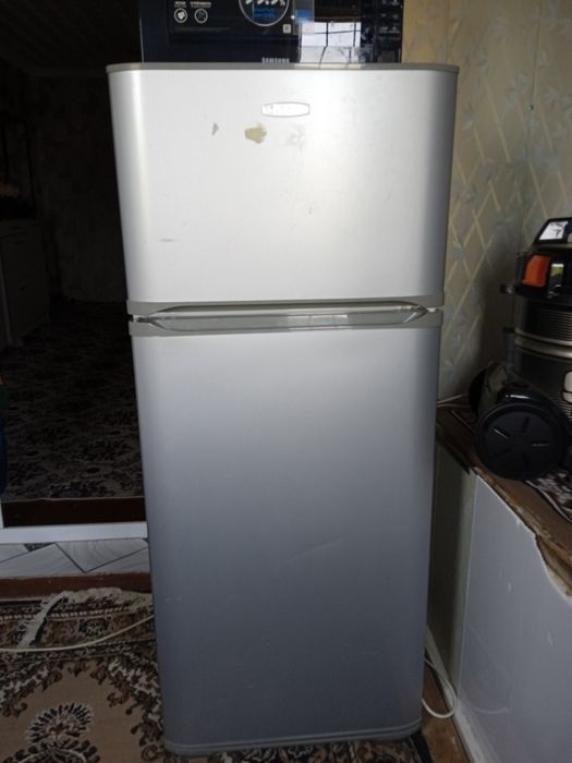 Muzlatgich sotiladi.