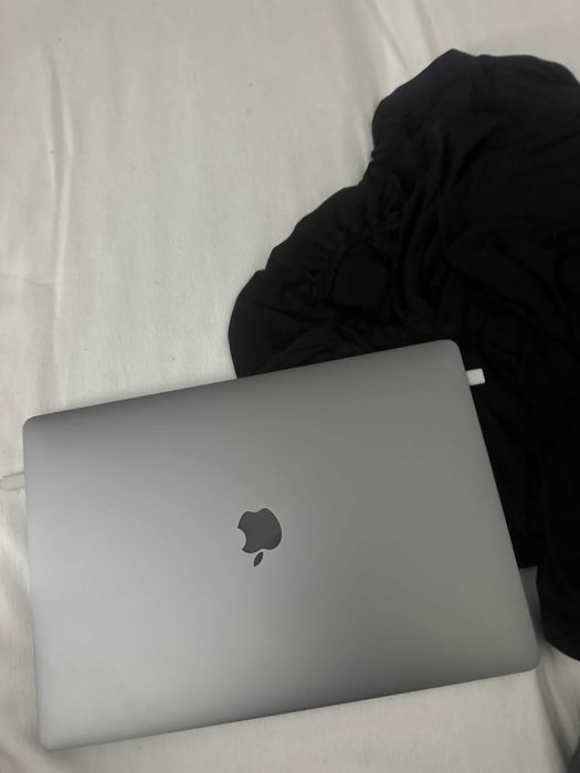MacBook Pro 15″ Touch Bar 2018, i7 2.2 GHz, 16 GB, AMD Radeon Pro 555X