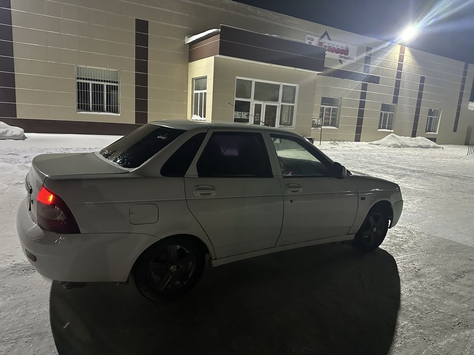 Прира седан белого цвета