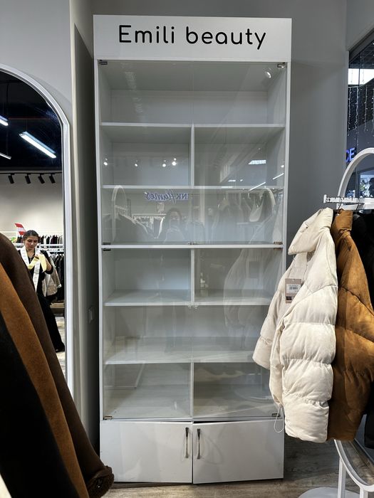 Продам стеллаж с стеклянными дверцами