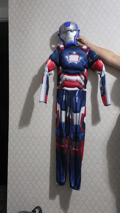 Жаңа жылдық бала киімі сатылады