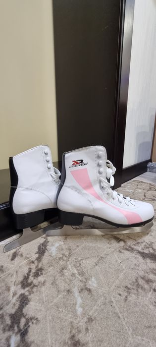 Продам коньки женские 39 размера (маломерят)