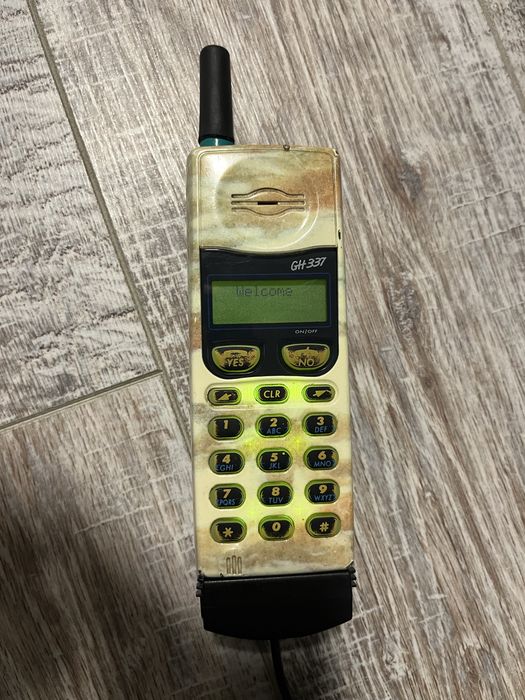 Ericsson 377 със зарядно