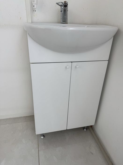 Продам раковину с тумбой