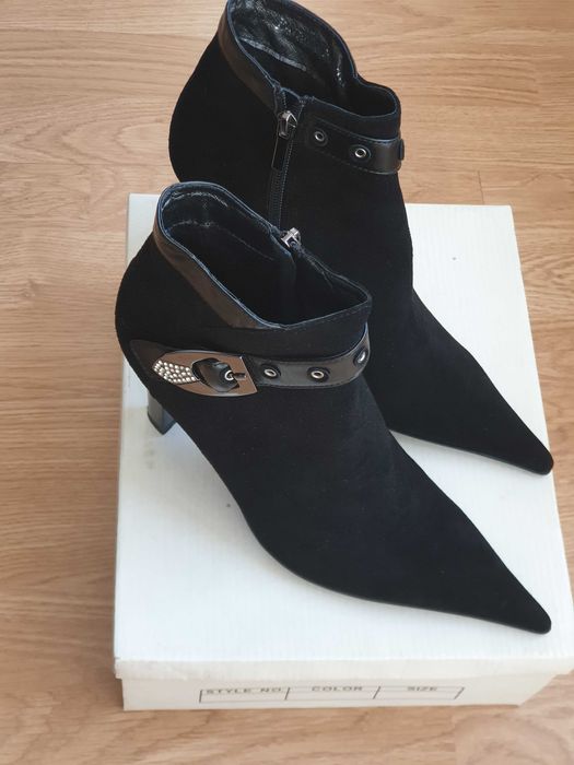 Ghete NOI nepurtate Patrizia Rigotti, piele intoarsa, masura 38