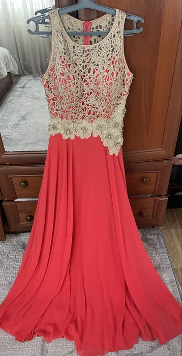 Платья вечерние.