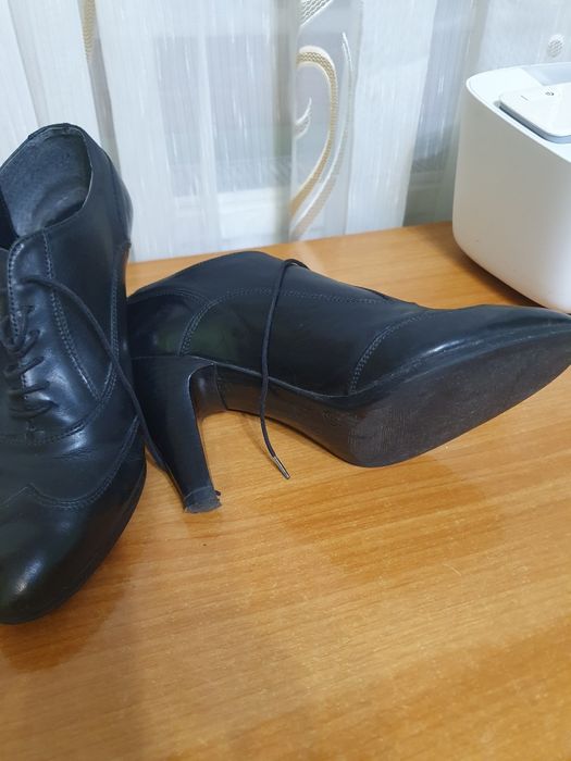 Botine cu siret din piele naturala,mărime 37,preț 50ron