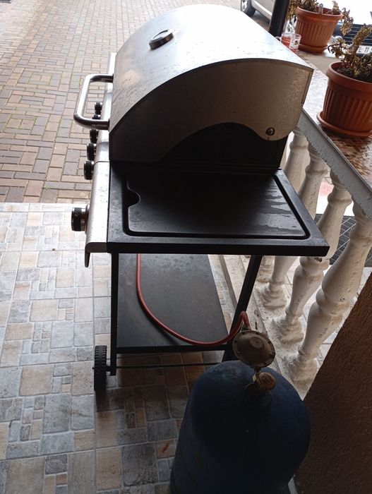 Grătar pe gaz cu suprafața de gătit