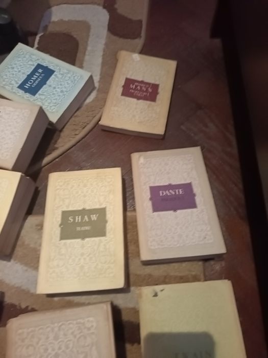 Vând cărți vechi.