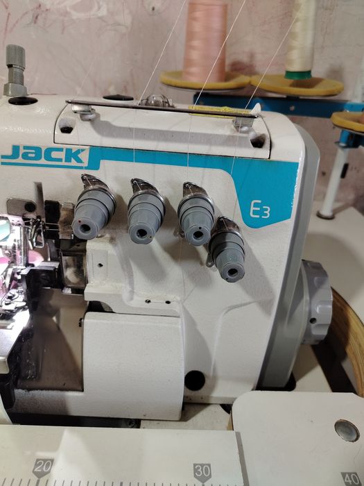Продам  оверлок JACK