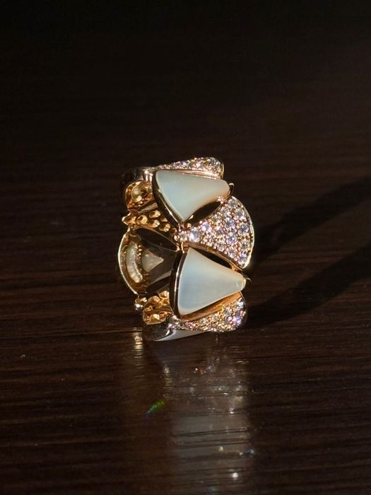 Продам золотое кольцо с бриллиантами.