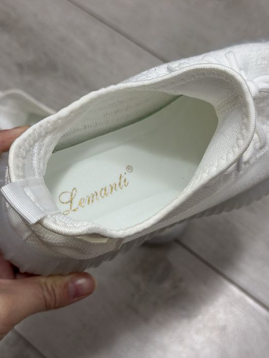 Новые женские кроссовки