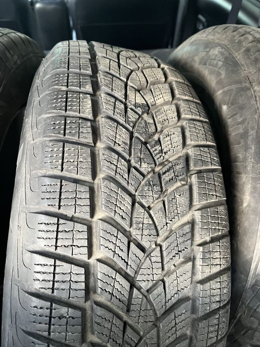 215 70 16 перфектни зимни гуми GOODYEAR