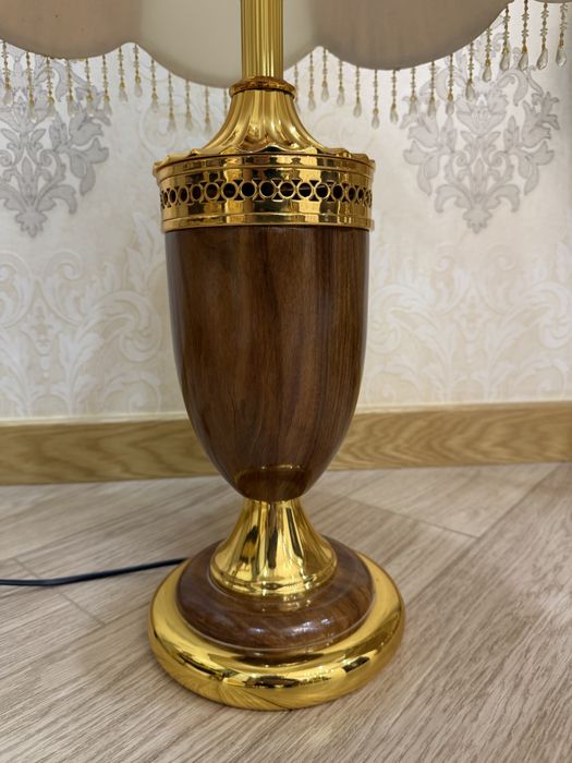 Шикарная лампа, с золотым декором и хрустальными подвесками - хорошее