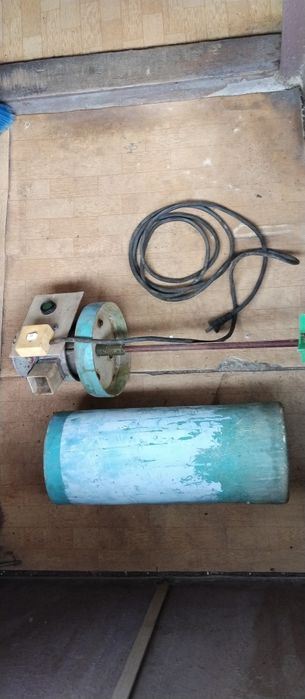 Голям миксер за разбъркване на мляко и др.течности