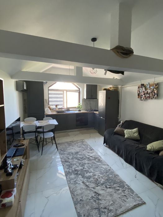 Închiriez apartament cu 2 camere în Roman