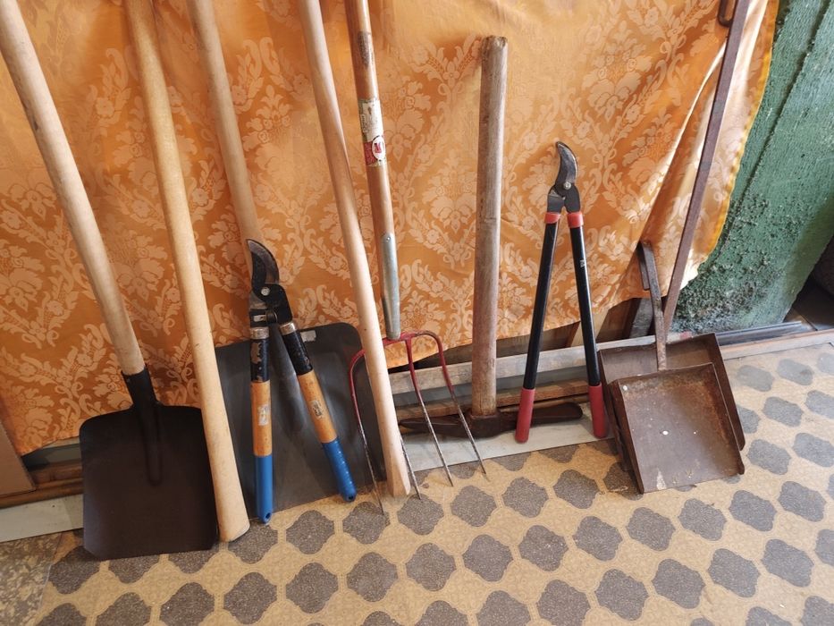 Săpa  lopată, târnăcop, furcă,foarfece crengi