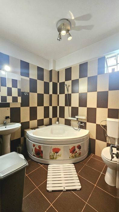 Inchiriez apartament cu curte