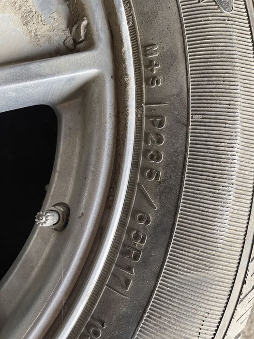 Продается шина с диском R17 235/65