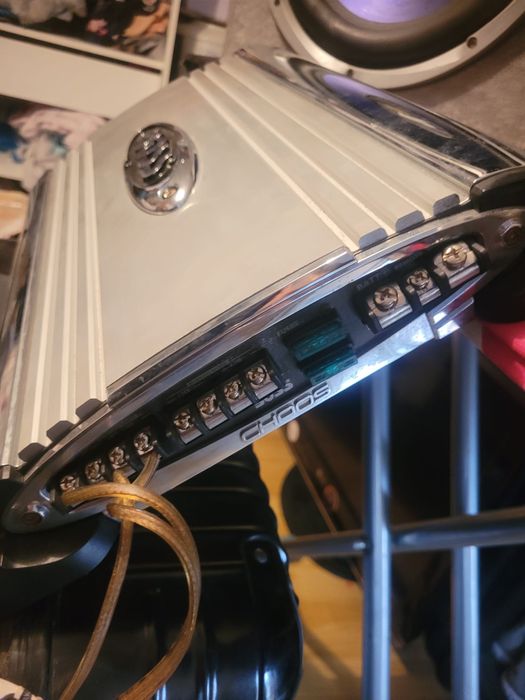 Vand statie +subwoofer auto