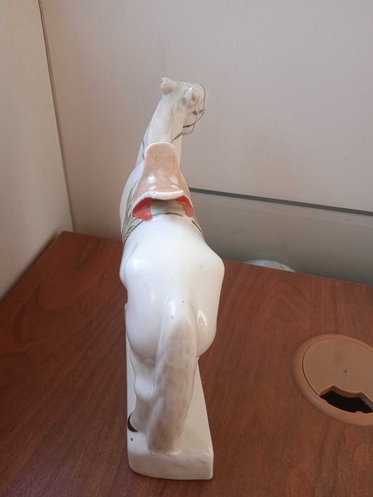 Много стара порцеланова статуетка кон