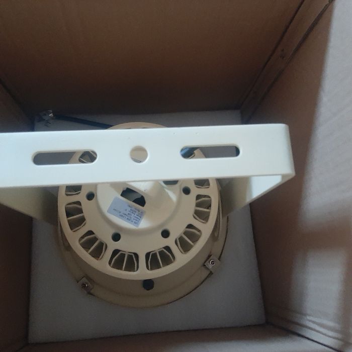 Прожектор новый продам