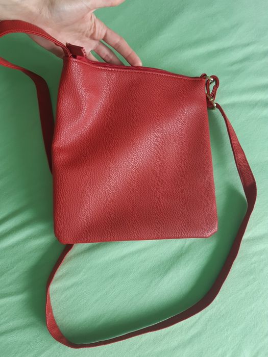 Нова кожена дамска чанта с дълга презрамка за носене през рамо.