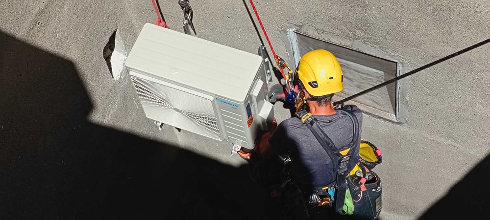 Aer conditionat montaj cu alpinisti utilitari