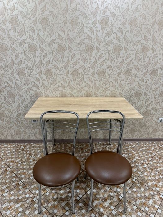 Кухонный гарнитур и стол со стульями