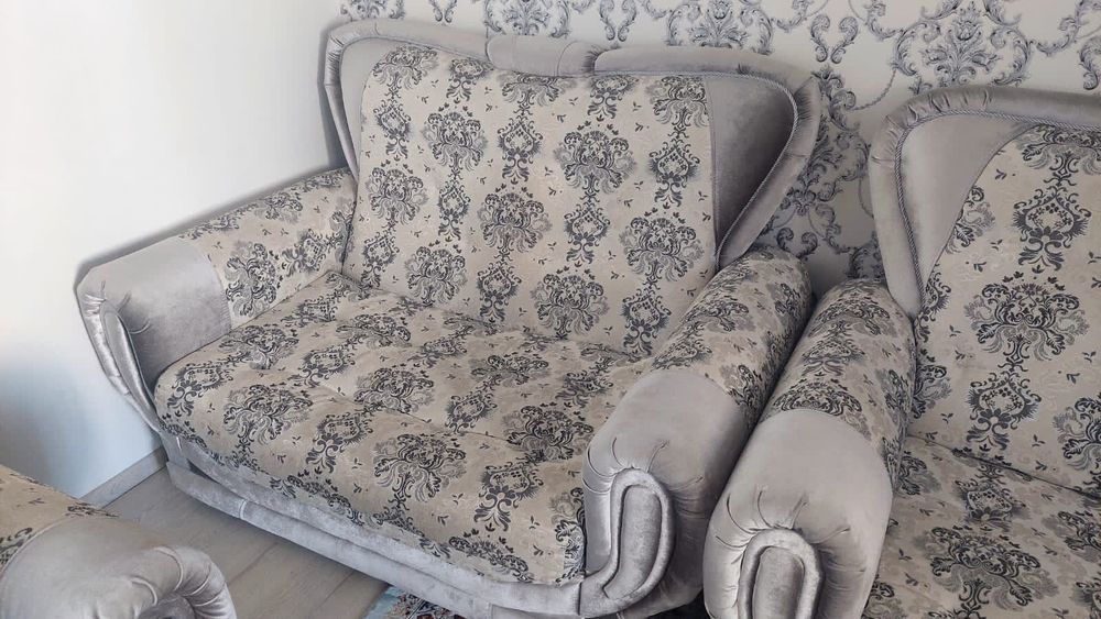 Диван екі кресломен