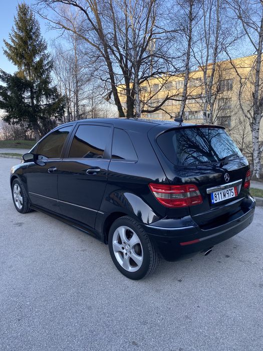 Mercedes-Benz B 180