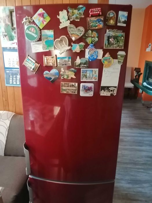 Хладилник с фризер цвят бордо