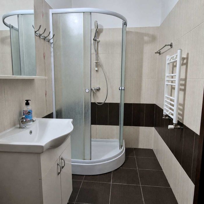 Închiriez apartament 1 cameră + parcare inclusă