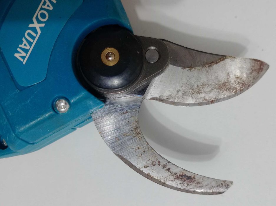 Foarfeca electrica de gradina cu 2 baterii 48V la cutie