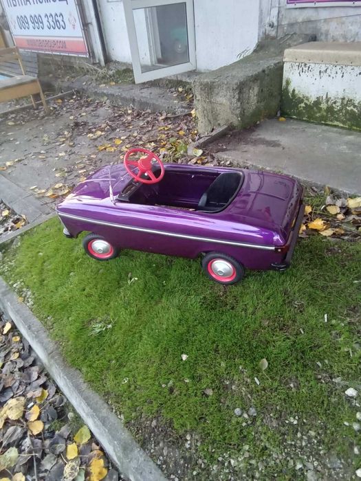 Продавам метална детска ретро кола с педали МОСКВИЧ количка