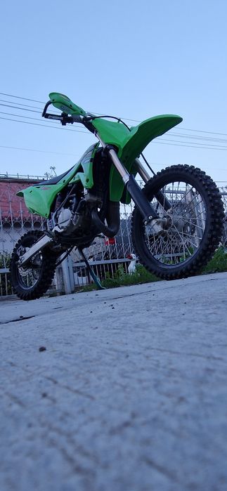 Vând motocicleta copii kawasaki kx85 suzuki ktm yamaha gasgas husqvarna beta cross enduro kx 85 ofrroad  impecabilă nu necesită investiții  roți 17 14