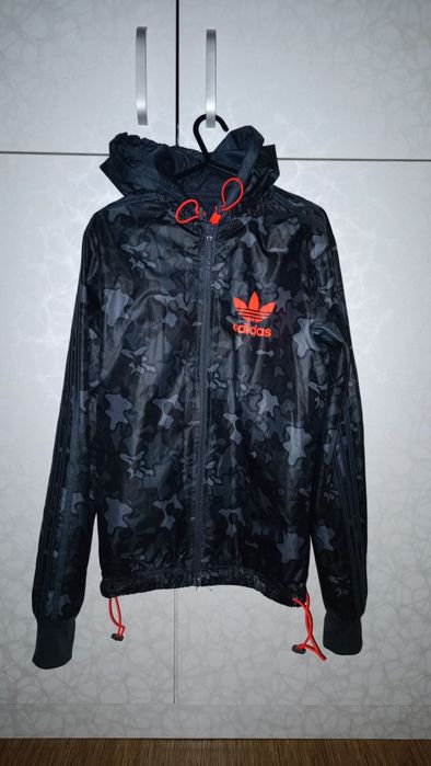 Яке Adidas с две лица