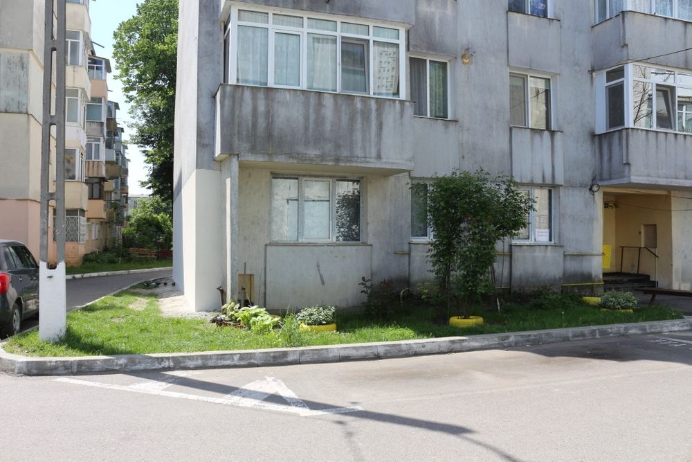 Persoană fizică, vând apartament cu 3 camere decomandat – Str. Gloriei, Roman la 10 min de Piața Smirodava