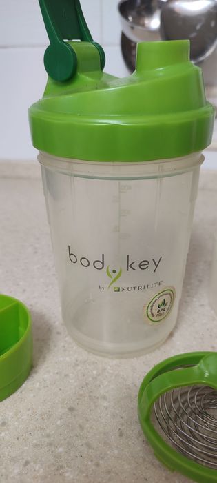 Продам бутылку-шейкер для воды и смешивания протеиновых коктейлей