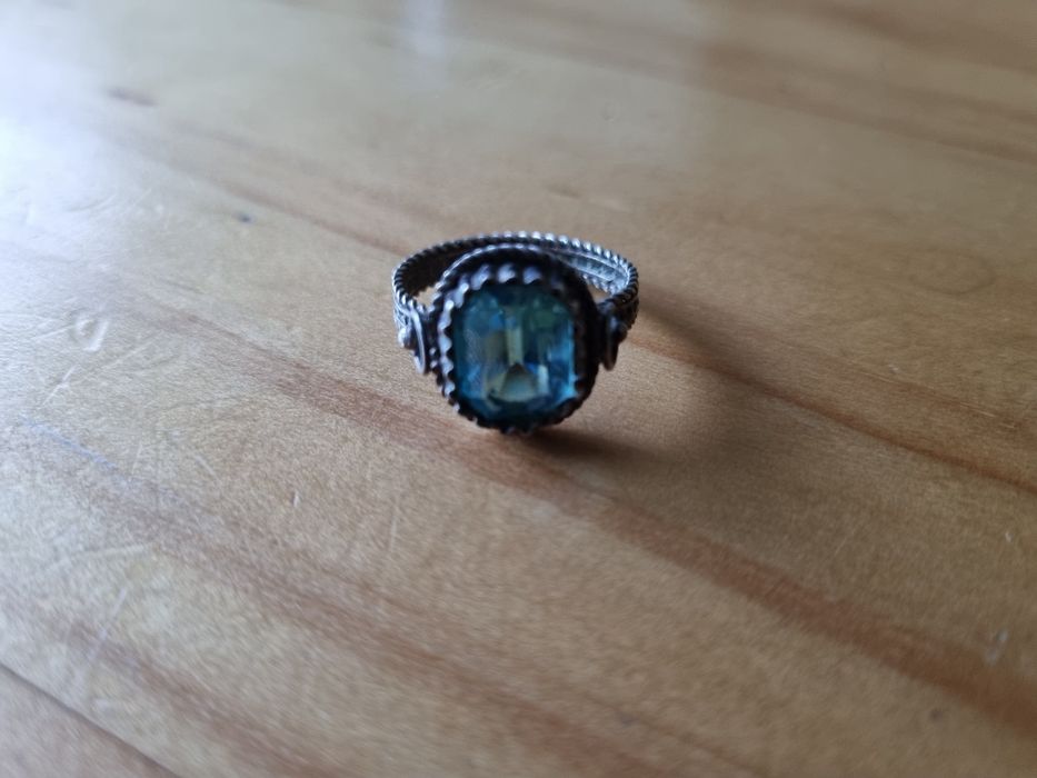 Inel cu piatra topaz semipretios.