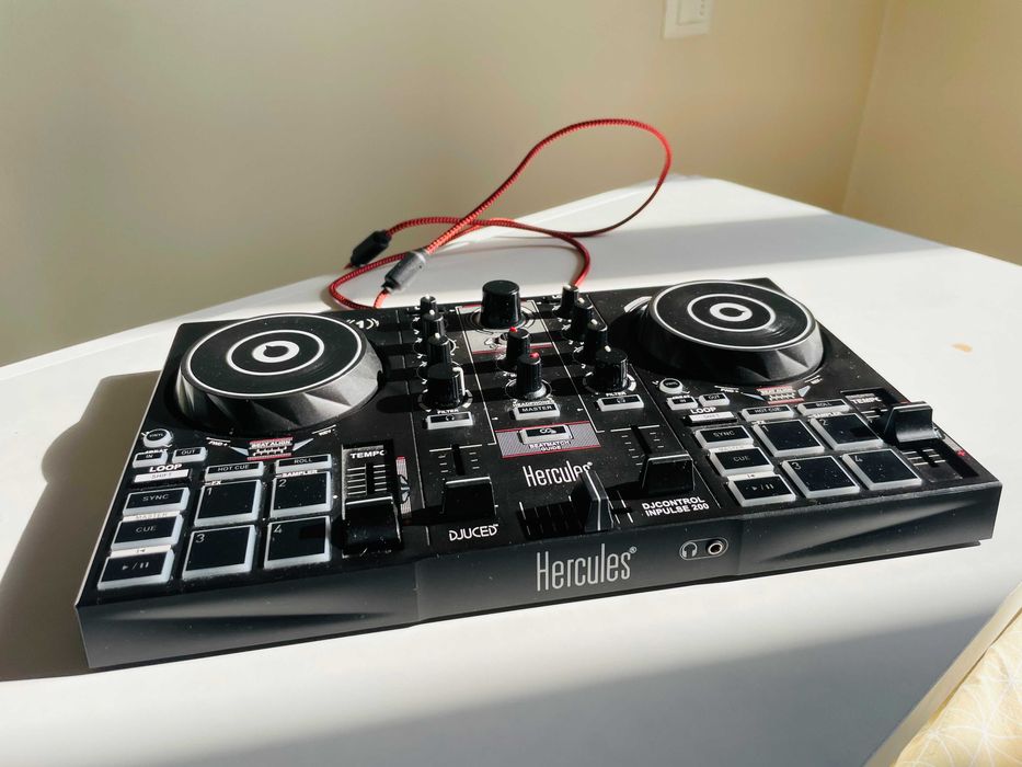 Hercules DJ DJControl Inpulse 200 DJ пулт