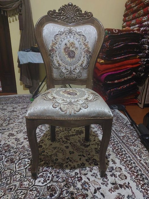 12 персон стульчики и стол версачи Йонгок дарахтидан ясалган почти нов