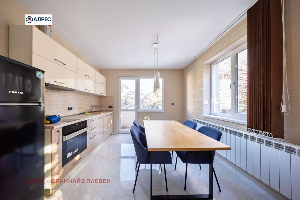 Продава се Тристаен апартамент в Плевен, Идеален център - 75 кв.м за 1224 €/кв.м - Снимка #2